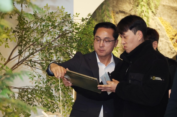 박희조 청장(왼쪽)이 기자에게 디지털 생태 정보 탐색 방법을 설명하고 있다. 동구 제공