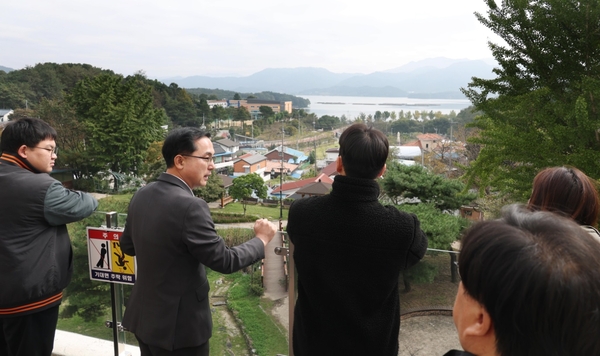 박희조 청장(왼쪽 두 번째)이 대청호 규제개선 및 일원 활성화 계획 추진에 대해 설명하고 있다. 동구 제공