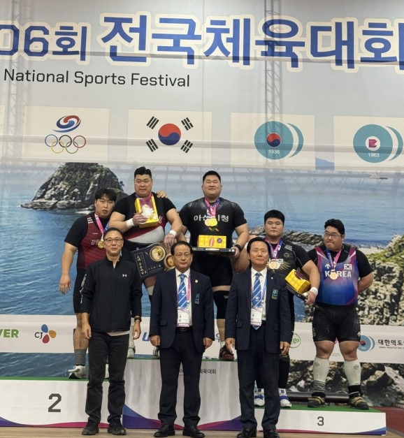 역도 이양재 선수의 시상식 기념촬영 모습. 아산시 제공