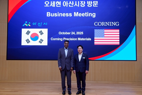 오세현 시장(왼쪽)과 반 홀 코닝정밀소재 대표가 기념촬영을 하는 모습. 아산시 제공