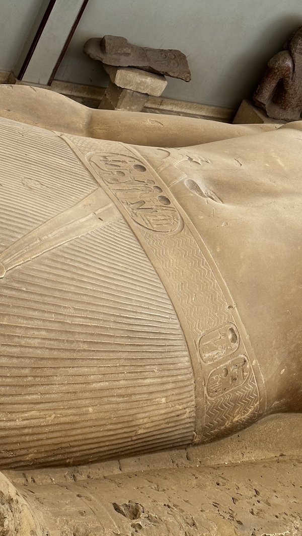 람세스 2세 거상의 카르투슈. 카르투슈는 고대 이집트에서 사용하던 상형문자 기호 중 하나로 '둘러싸는'이라는 뜻이다. 현실에서 파라오를 둘러싸서 보호하듯이, 파라오의 이름을 표기할 때도 둘러싸서 보호한다는 의미로 사용됐다.