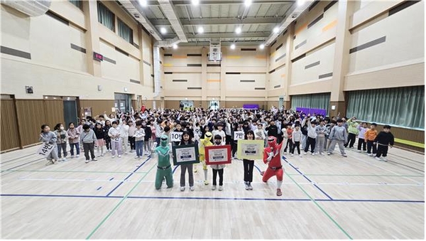 충남 아산 한들물빛초등학교에서 진행된 ‘어린이 교통안전 퀴즈대회’에 참여 학생들과 신호등레인저가 기념촬영을 하고 있다. 충남교통연수원 제공