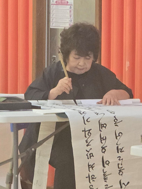 제35회 충북서예대전에서 한글부문 우수상을 수상한 김미숙 씨의 작업 모습. 영동군 제공