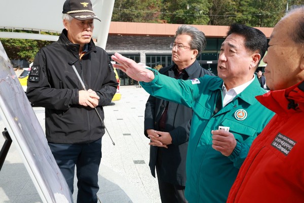 정영철 영동군수(오른쪽 두 번째)와 정용래 유성구청장(왼쪽 두 번째) 천태산 실종 어르신 수색현장을 방문한 모습. 영동군 제공