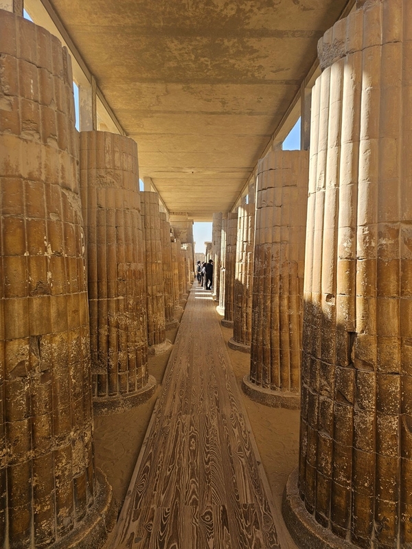 조세르의 피라미드 장제전으로 향하는 회랑