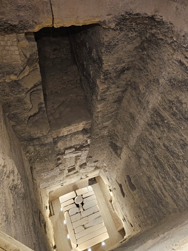 다슈르 굴절 피라미드 내부의 석관