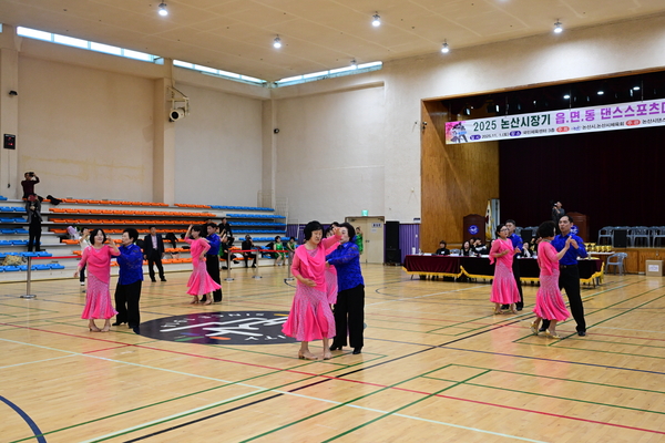 논산시장기 체육대회에서 댄스스포츠 경연을 펼치고 있다. 논산시 제공