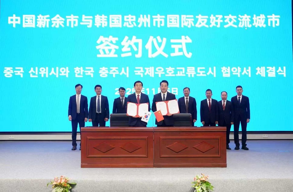 조길형 충주시장(왼쪽)과 소근추 신위시 부시장이 5일 충주시청에서 우호교류 협약을 체결하는 모습. 충주시 제공