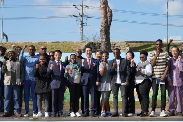 레소토, 남아프리카공화국, 모잠비크 등 아프리카 3개국 방문객들이 홍성글로벌바비큐페스티벌의 연계행사로 열린 유기농 페스타에 참여해 홍성의 유기농에 큰 관심을 나타냈다. 홍성군 제공