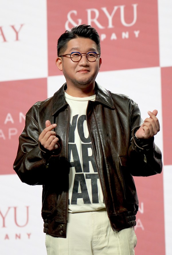 어반자카파가 3일 오후 서울 강남구 일지아트홀에서 열린 신보EP 'STAY' 음감회 무대에 올라 포토타임을 갖고 있다. ⓒ조은수 기자