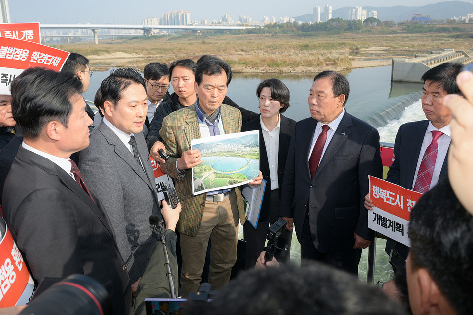 최민호 세종시장이 5일 세종을 찾은 국민의힘 장동혁 당대표, 송언석 원내대표, 김도읍 정책위의장 등 지도부에 행정수도 완성과 불합리한 보통교부세 제도 개선에 당 차원의 전폭적인 협조와 지원을 요청하고 있다. 세종시 제공