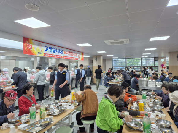 대전중앙고 학생들이 '제29회 중앙효한마당'에서 지역 어르신들께 정성껏 식사를 대접하는 모습. 대전중앙고등학교 제공