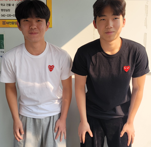 대전중앙고 교사들과 학생들이 베프룩, 커플룩, 그룹룩으로 우정을 과시하고 교사들이 부서룩으로 행사에 동참하는 모습. 대전중앙고등학교 제공