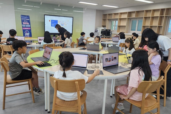 3층에 조성한 미래형 스마트 학습 공간인 창의융합정보실.