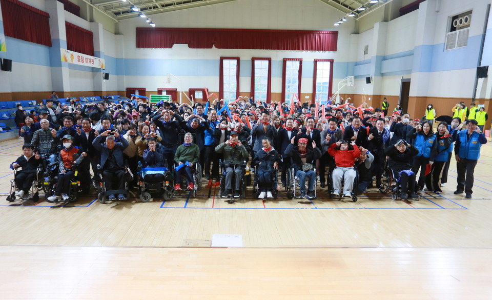 6일 당진 송악문화스포츠센터 실내체육관에서 열린 ‘행복 Day 운동회’ 기념촬영 모습. 현대제철 당진제철소 제공