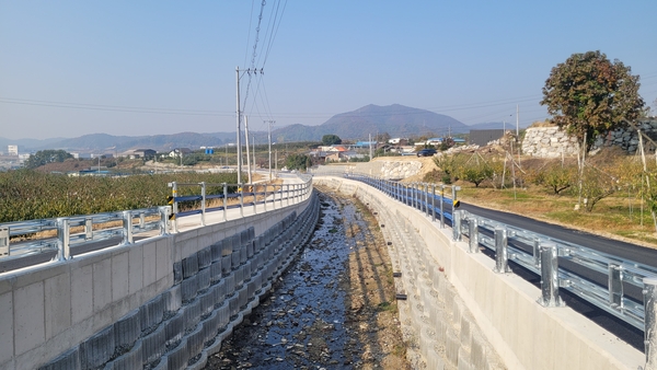 사진은 목골 자연재해위험개선지구 호안정비 준공 모습. 음성군 제공