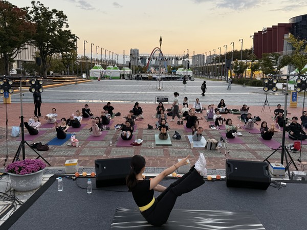 대전 엑스포 분수공원 한빛탑 앞에서 열린 ‘웰니스 인 모션(Wellness in Motion)’ 프로그램이 시민들의 뜨거운 호응 속에 성료했다. 사진은 행사 모습.