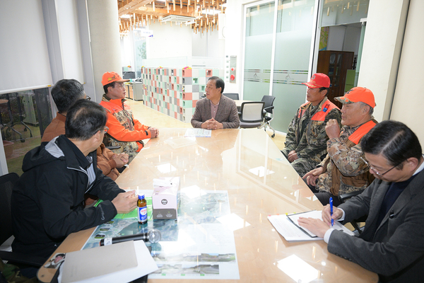 ▲ 최민호 세종시장은 지난 8일 무궁화테마공원에서 유해야생동물 피해방지단 단원 50명과 현장 소통을 진행했다. 세종시 제공