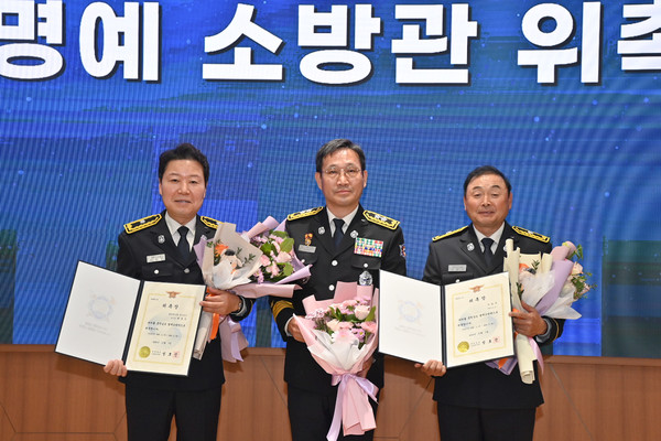 충남소방본부가 지난 7일 충남도청에서 제63주년 소방의날 기념식을 열고 ‘국민 마라토너’ 이봉주 선수(맨 오른쪽)와 박장순 NH농협은행 충남본부장에게 명예소방관 위촉장을 수여하고 있다. 충남도 제공