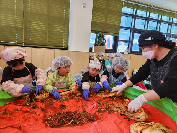 충주시 옹달샘 시장 어린이 장보기·김장 체험에 참여한 아이들이 전통 김장체험을 하고있다. 충주시 제공
