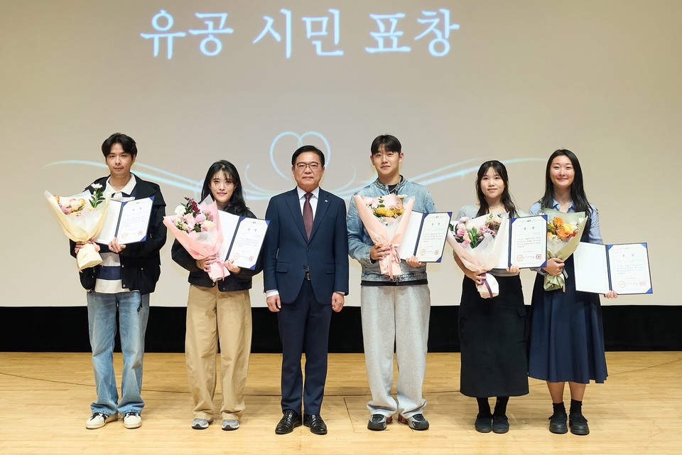 천안시 ‘2025 천안시 데이터 분석 아이디어 경진대회’ 시상식 모습. 천안시 제공