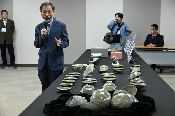 한성욱 민족문화유산연구원장이 10일 태안 마도해역 수중발굴 조사 성과를 설명하고 있다. 국가유산청 제공