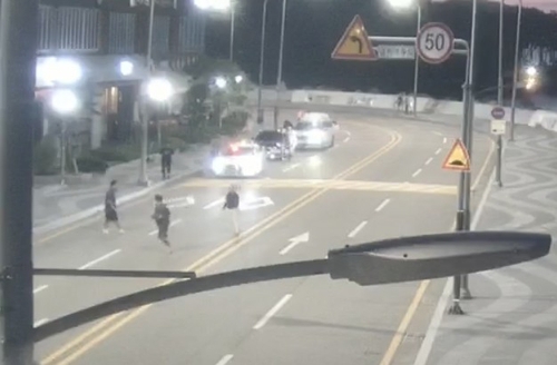 사진=2025년 8월 부산 해운대 한 도로에서 벌어진 다툼 장면. 부산경찰청 제공