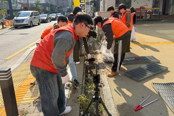 ▲ 목원대 사회복지학과 학생 등이 교정 주변에서 환경정화 활동을 벌이고 있다. 목원대학교 제공