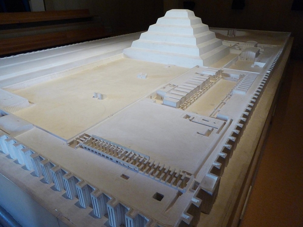 계단식 피라미드 모형