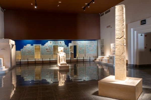 박물관 로비에 전시된 조세르 왕의 석상