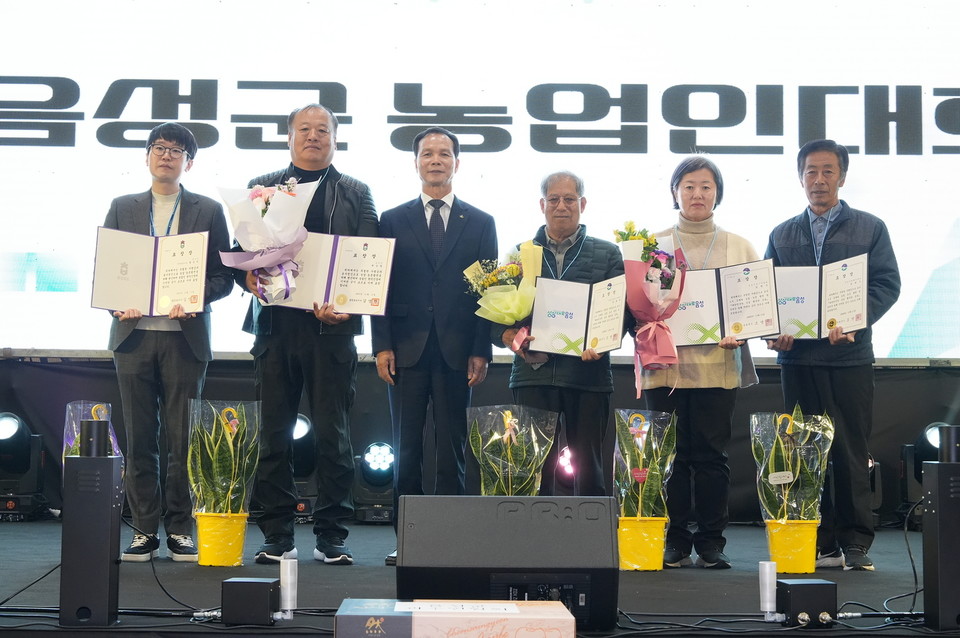 11일 열린 ‘제5회 음성군 농업인대회’에서 농업발전 유공자 표창 전달 뒤 기념촬영을 하는 모습. 음성군 제공