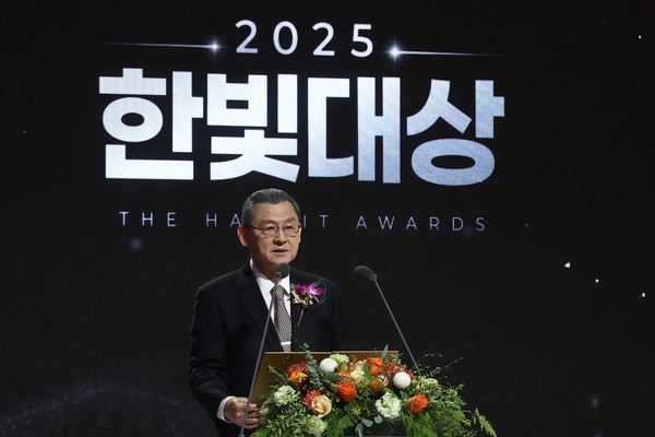 김신연 한화솔루션 사장이 11일 대전MBC 공개홀에서 열린 2025 한빛대상에서 축사를 하고 있다. 한화그룹 제공