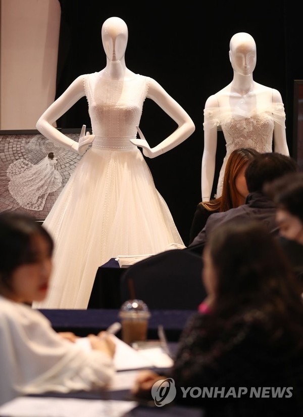 사진='스드메' 상담받는 예비부부. 연합뉴스