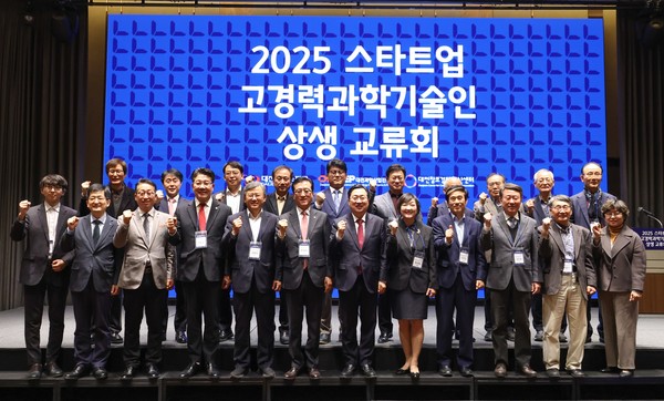 12일 롯데시티호텔에서 스타트업–고경력 과학기술인 교류회가 열려 이장우 시장 등 참석자들이 힘찬 파이팅을 외치고 있다. 대전시 제공