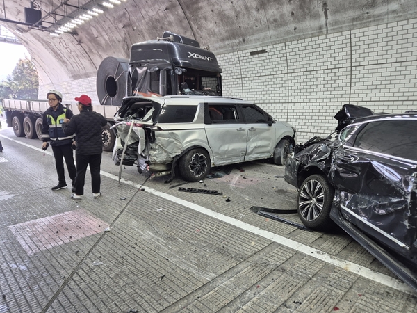 ▲ 충남 공주 천안 방향 차령터널 9중 추돌사고. 공주 차령터널서 8중 추돌…1명 중상·8명 경상 