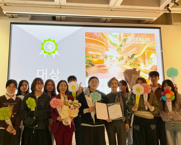 ‘2025 국제 대학생 색채공모전’ 시상식에서 대상을 수상한 국립한밭대학교 산업디자인학과 남송이 학생을 비롯해 수상자들이 함께 기념촬영을 하고 있다. 국립한밭대학교 제공