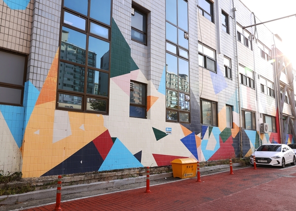 유성구청 뒤편 박종욱 작가의 벽화 커뮤토피아. 유성구 제공