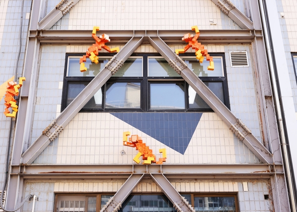 유성구청 뒤편 벽면에 설치된 인사하는 원숭이(염석인 작가). 유성구 제공