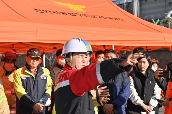 지난 15일 충남 천안 이랜드 물류센터에서 대형 화재가 발생, 김태흠 충남지사가 현장을 방문해 화재진압 현장을 지휘하고 있다. 충남도 제공