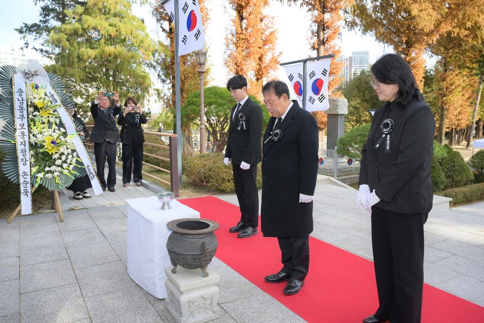 최민호 시장(가운데)이 제86회 순국선열의 날을 맞아 17일 조치원 충령탑을 참배하는 모습. 세종시 제공