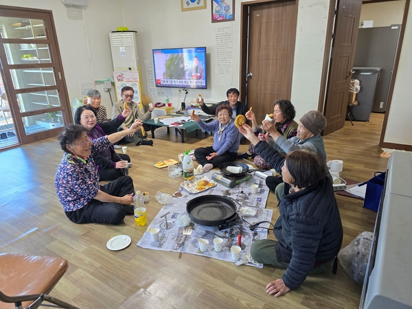 추풍령면 행동경로당 ‘호떡 만들기’ 수업 운영 모습. 영동군노인회 제공