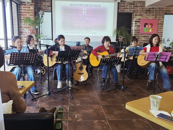 통기타 연주 모습