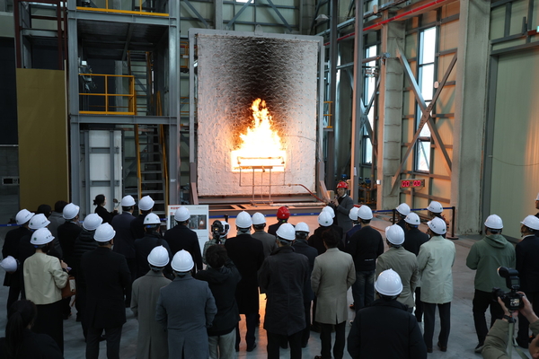 17일 홍성군 갈산면 홍성일반산업단지에서 열린 화재안전산업 진흥시설 개소식에서 참석자들이 시설 관계자로 부터 내부 시설들에 대한 설명을 듣고 있다. 충남도 제공