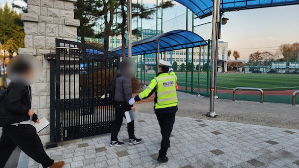 ▲ 경찰관이 수험생이 집에 두고 온 수험표를 부모에게 인계받아 전달하고 있다. 대전경찰청 제공