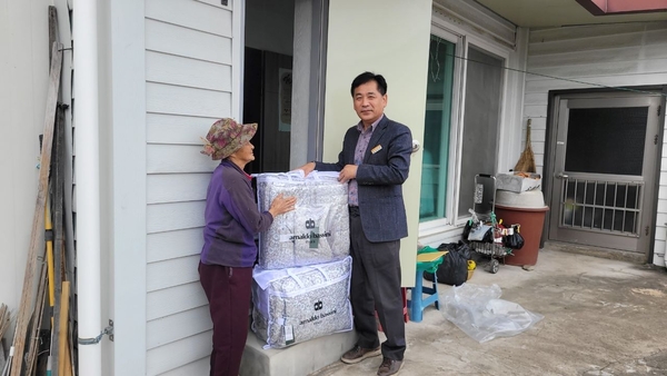 서우종 영동읍장(오른쪽)이 복지 사각지대 가정을 찾아 겨울이불세트를 전달하고 있다. 영동읍 제공