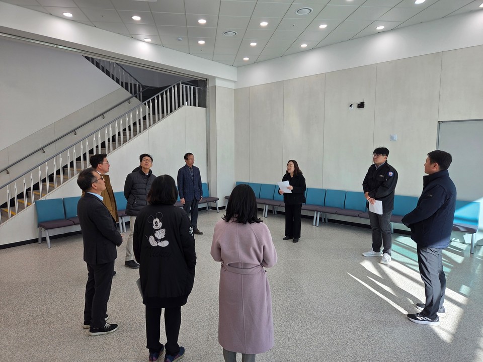 충주시 청렴시민감사관들은 18일 겨울철 시민 안전을 도모하기 위한 대형공사장 및 공공시설 현장 감사를 실시했다. 충주시 제공