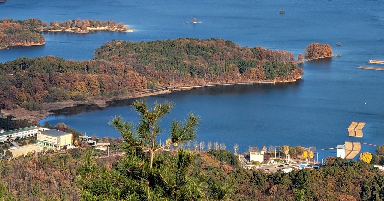 제1취수탑(오른쪽)과 동명초등학교(왼쪽). 금강일보 DB