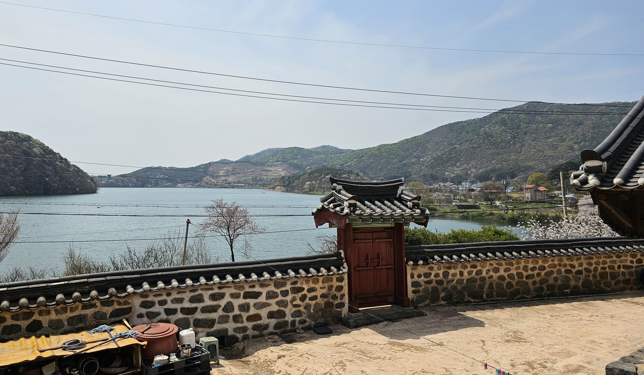 화암서원에서 바라본 청천저수지.