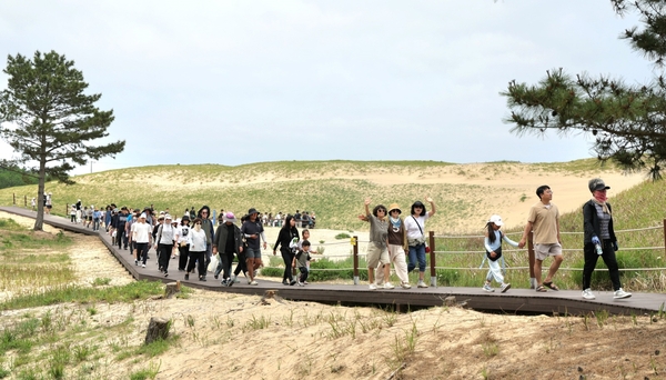 태안군이 2025 태안방문의 해를 맞아 태안민국 사구축제를 개최한 모습. 태안군 제공