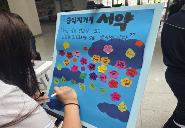 세종시교육청이 민주시민교육을 활성화하기 위해 마련한 ‘학생사회참여발표 축제’에 참가한 새롬고 세바두 동아리 활동 모습. 세종시교육청 제공